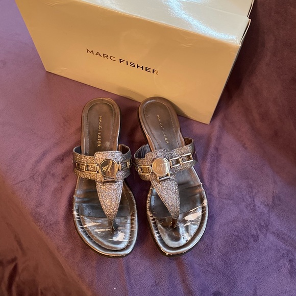🌺 Marc Fisher Silver Sparkle ❇️ Flip Flops - Picture 3 of 5